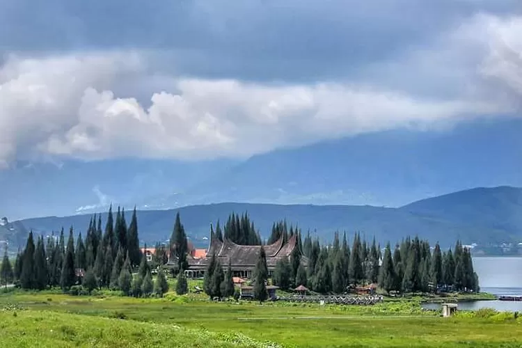 Pesona destinasi wisata Nagari Alahan di Sumatera Barat serta danau yang ada di dalamya (Instagram @ulfa.zakiyah)