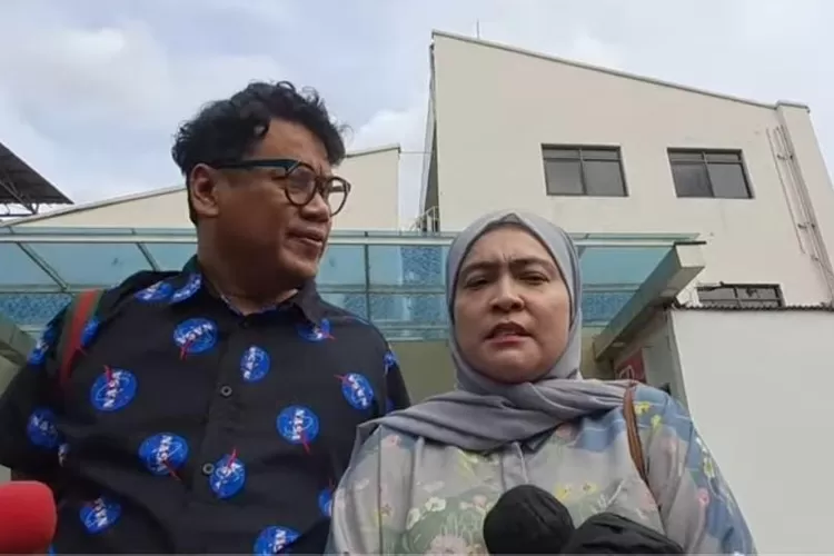 Uya Kuya dan Astrid mengungkapkan kondisi Indra Bekti setelah menjalani operasi akibat mengalami pendarahan otak. (Gorajuara.com/Tangkap layar YouTube/Was Was)