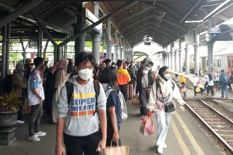 Suasana di salah satu stasiun KAI Daop 8 Surabaya