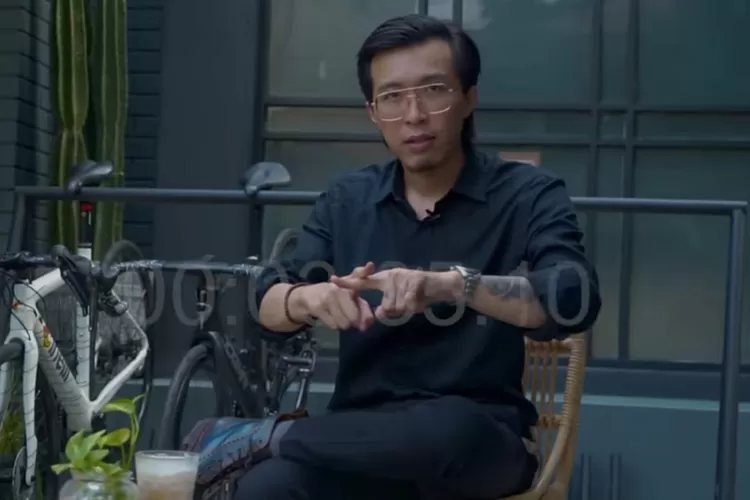 dr. Tirta sedang menjelaskan penyebab pendarahan pada otak. (Tangkap layar YouTube @Tirta PengPengPeng)