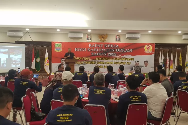 Ketua Komite Olahraga Nasional Indonesia (KONI) Provinsi Jawa Barat Muhammad Budiana secara resmi membuka Rapat Kerja KONI Kabupaten Bekasi pada Kamis (29/12/2022). (FOTO: Dharma/Suarakarya.id). 