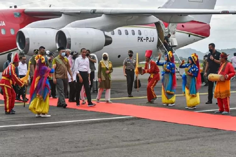 Kunker ke Bima Presiden H Joko Widodo disambut tarian khas Mbojo (Suara Karya/Istimewa)