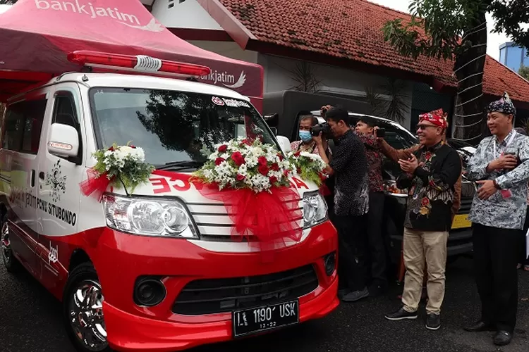 Suasana penyerahan 1 Unit Mobil Ambulance dari Bank Jatim ke Pemkab Situbondo.
