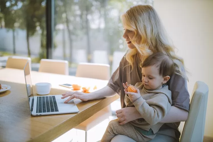Ilustrasi: Ibu bekerja dengan hidup produktif mampu menemukan keseimbangan antara kewajiban di tempat kerja dan di rumah ( Anastasia Shuraeva via Pexels)