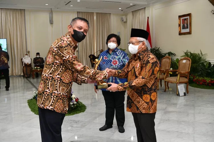 Wakil Presiden Republik Indonesia K.H. Ma&rsquo;ruf Amin menyerahkan Anugerah Penilaian Peringkat Kinerja Perusahaan dalam Pengelolaan Lingkungan (PROPER) kategori Emas dari Kementerian Lingkungan Hidup dan Kehutanan kepada PT Tirta Investama &ndash; Pabrik Mambal (AQUA Mambal).