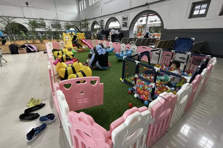KAI Daop 1 Jakarta memberikan fasilatas bermain untuk penumpang anak diarea Stasiun PasarSenen Jakarta - Foto: Istimewa