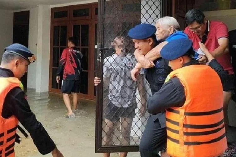 Tanggul Laut Jebol, Kawasan Pantai Marina Semarang Banjir, Sejumlah ...