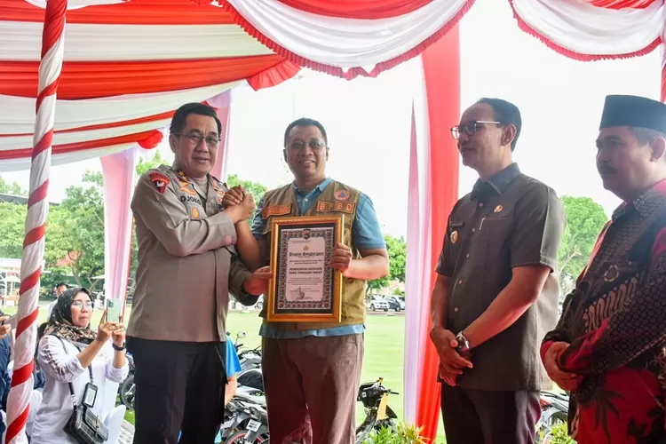 Dukung Kamtibmas, Gubernur NTb terima penghargaan dari Kapolda NTB (Suara Karya/Hernawardi)