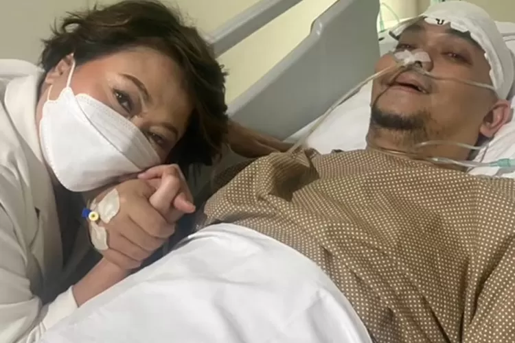 Indy Barends saat membesuk Indra Bekti  (Tiktok/@indy_barends)