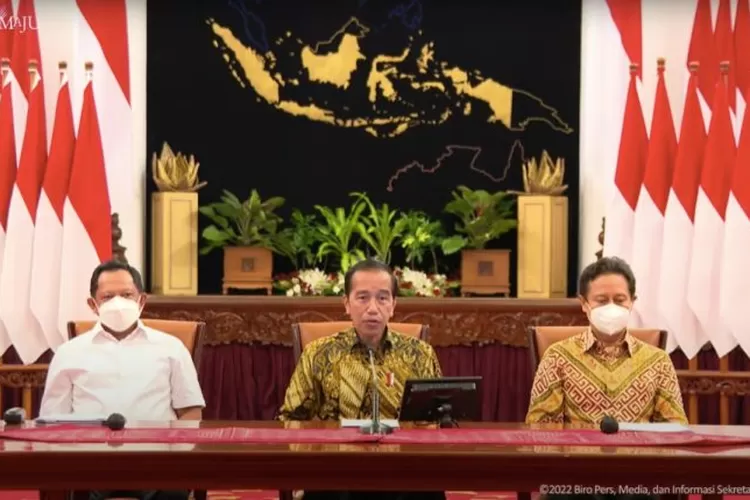 Pemerintah resmi mencabut kebijakan PPKM. Namun Jokowi mengingatkan masyarakat untuk tetap waspada karena pandemi Covid-19 belum sepenuhnya usai