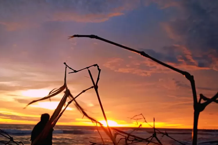 Pesona senja di Pantai Jatimalang, destinasi wisata di Purworejo Jawa Tengah (Instagram @jepret.post)