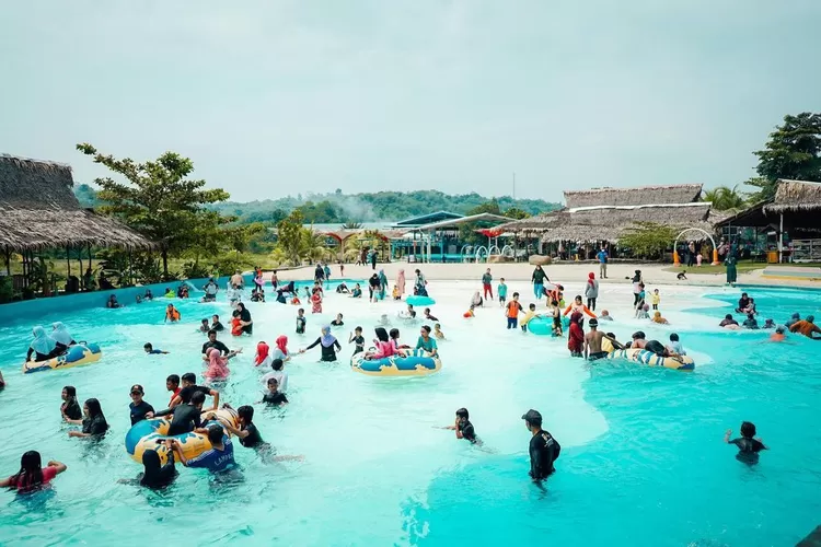 Keseruan wahana air di Cikao Park, destinasi wisata di Purwakarta (Instagram @officialcikaopark)