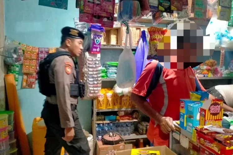 Personel Satuan Samapta Polres Banggai, lagi-lagi menggeledah kios sembako di kompleks jalur dua, Kelurahan Bungin Timur, Kecamatan Luwuk, karena diduga menjual miras tradisional jenis cap tikus (Foto : dok. Humas Polres Banggai)