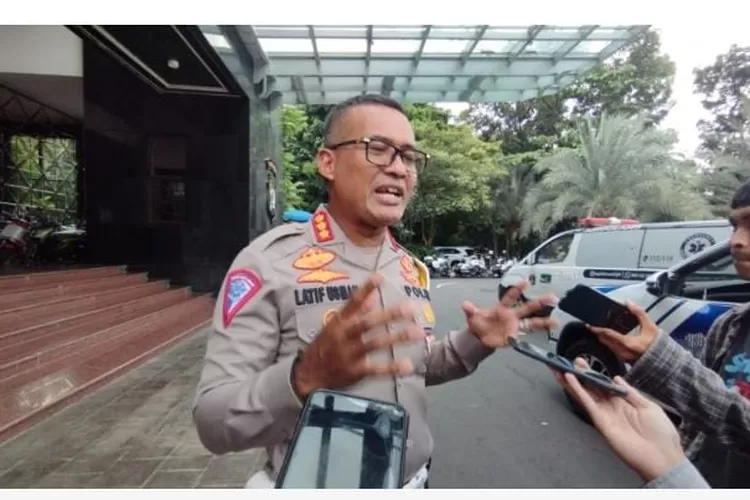 Polda Metro Jaya menjelaskan kepada awak media bahwa akan melakukan penyekatan dalam perayaan malam tahun baru. ( pmjnews.com )