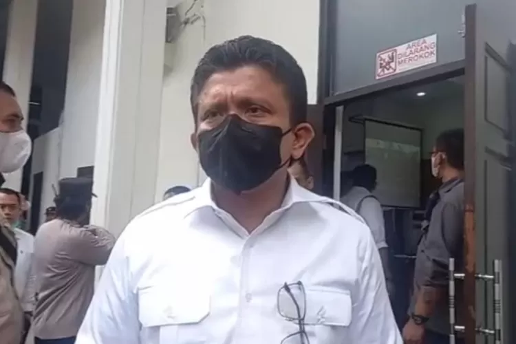 Kuasa hukum mantan Kadiv Propan Polri Ferdy Sambo, Arman Hanis membeberkan alasan kliennya mencabut gugatan Keputusan Presiden Republik Indonesia Nomor 71/POLRI/Tahun 2022 tentang Pemberhentian Tidak Hormat Perwira Tinggi Polri tanggal 26 September 2022. (Foto: Gorajuara/PMJ)