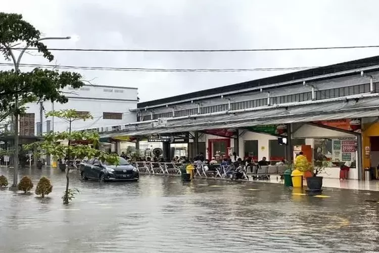 Stasiun Semarang Poncol dilanda banjir 31 Desember 2022