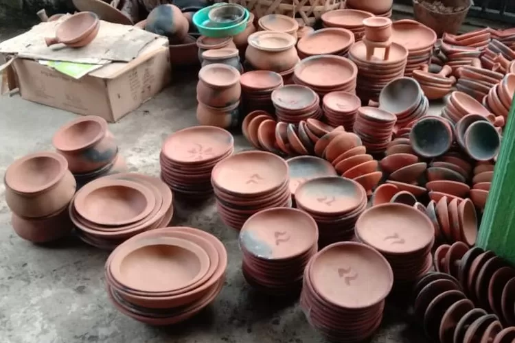 Seolah tak lekang oleh zaman, kerajinan gerabah tetap bertahan dengan pangsa pasar yang tak pernah surut.