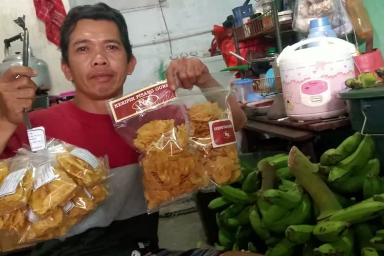 Mengolah pisang menjadi keripik bisa meningkatkan nilai tambah yang cukup menguntungkan.
