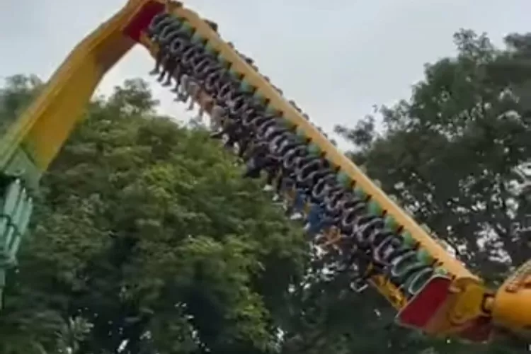 Wahana Tornado di Dufan Ancol tiba-tiba berhenti dalam posisi miring dan dipenuhi penumpang.