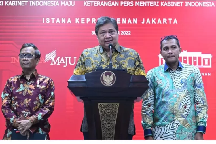 Menko bidang Perekonomian Airlangga Hartarto memberikan penjelasan tentang penerbitan Perpu Cipta Kerja di Jakarta, Jumat (30/12/2022)