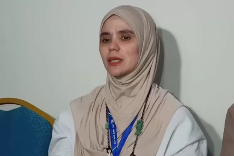 Sambil menangis, Aldilla Jelita ceritakan kondisi terbaru Indra Bekti. (Tangkapan layar kanal Youtube Cumicumu)