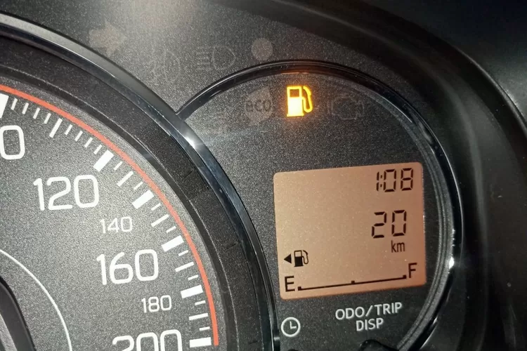 Liburan Akhir Tahun Bersama Keluarga? Yuk Pahami Arti Huruf E Pada Panel Indikator BBM Mobil (Foto : Ilustrasi indikator BBM mobil / agungtoyota.co.id)