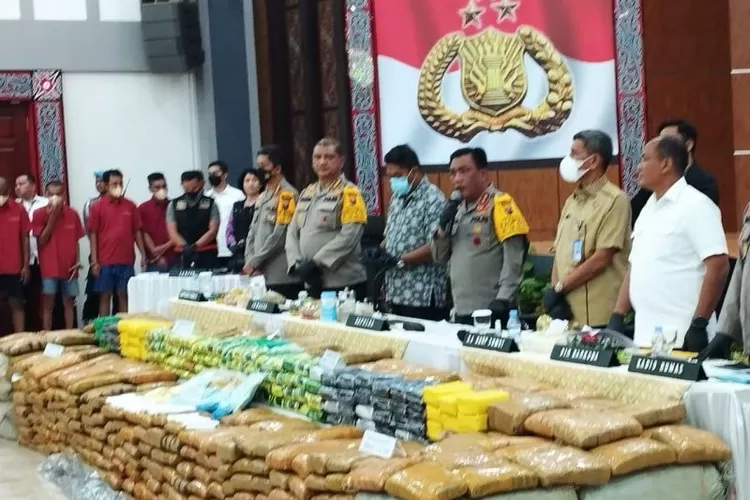 Kapolda Sumut Irjen Pol R.Z. Panca Putra Simanjuntak (empa dari kanan) memberikan keterangan.  (ANTARA/Munawar)