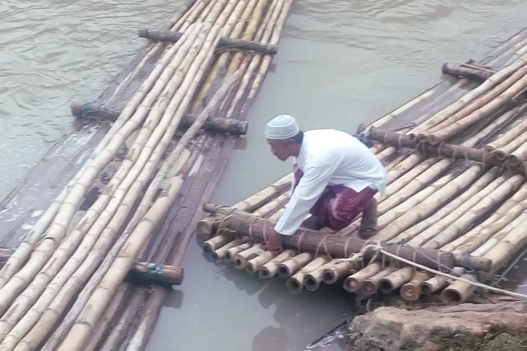 Tokoh masyarakat tengah memimpin prosesi Merti Gethek di Dlingo Bantul. (Istimewa)