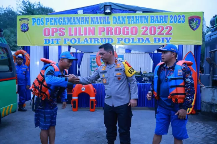 Kapolda DIY Irjen Suwondo Nainggolan memberikan apresiasi kepada petugas Tim SAR pantai Parangtritis Bantul DIY yang berhasil menyelamatkan wisatawan terseret ombak. (Istimewa )