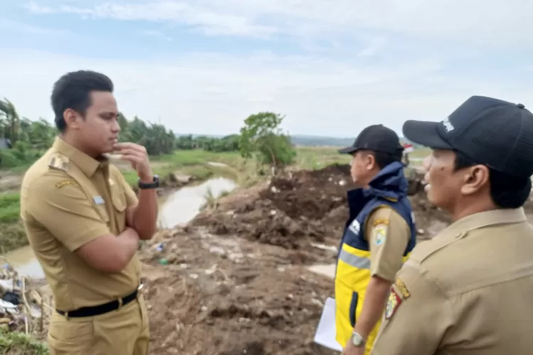 Bupati Kendal melihat kondisi tanggul di Sungai Waridin yang jebol diterjang banjir Senin 02 januari 2023. ( (Edi Prayitno/kontributor Kendal))