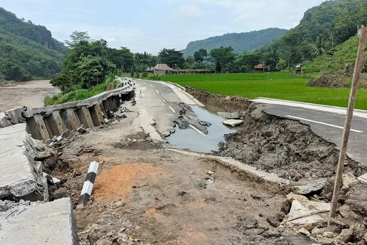 Jalan rusak di Sri Keminut Bantul yang tetap di lewati wisatawan