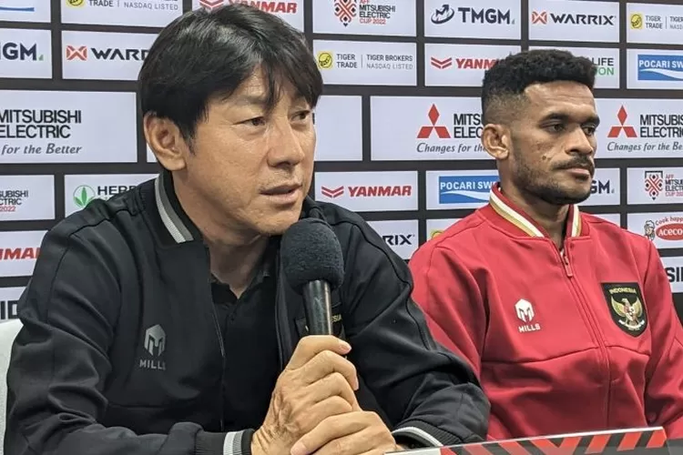 Pelatih tim nasional Indonesia Shin Tae-yong (kiri) dan gelandang skuadnya Ricky Kambuaya memberikan pernyataan kepada media pada konferensi pers sebelum laga Grup A Piala AFF 2022 kontra Filipina di Stadion Rizal Memorial, Manila, Filipina, Minggu (1/1/2023).  (ANTARA/Michael Siahaan)