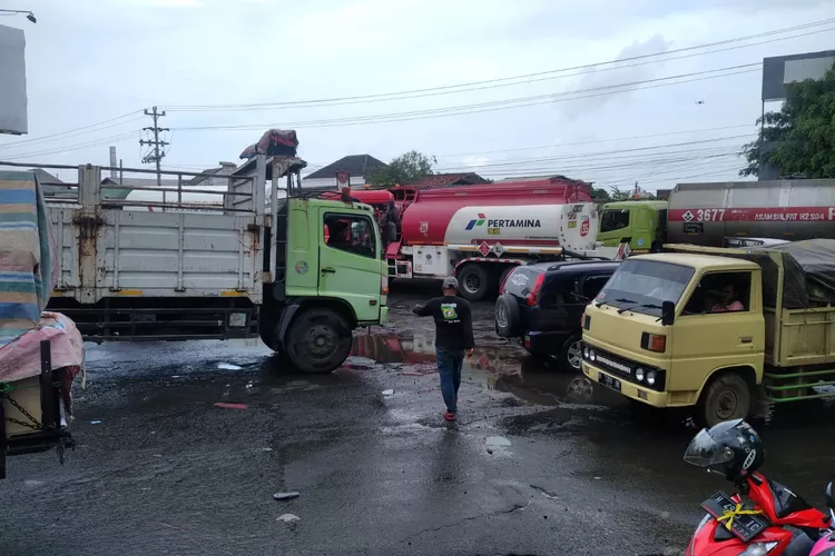 Jalan Pantura Semarang tepatnya di pertigaan Genuk macet total. Kemacetan ini dikarenakan masih adanya banjir.  (Ayosemarang.com/ Audrian Firhannusa)