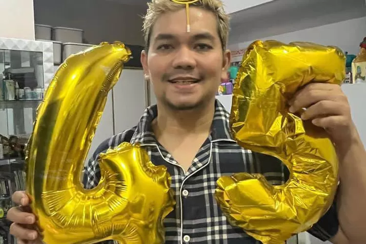 Indra Bekti saat ulang tahun ke-45 mengalami duka yang mendalam saat itu juga mengalami perdarahan otak. ( instagram @dhila_bekti )