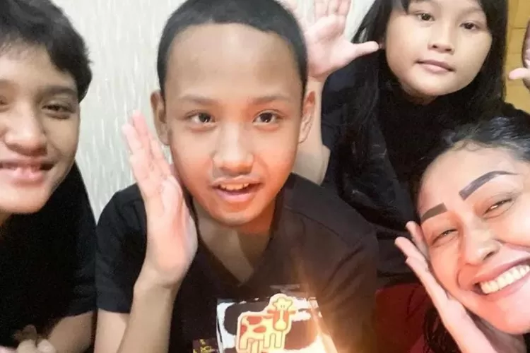 Nyesek! Inilah Ucapan Selamat Ulang Tahun Anak Tertua Raden Indrajana Sofiandi Untuk Sang Adik (Instagram @lalouiklvn)