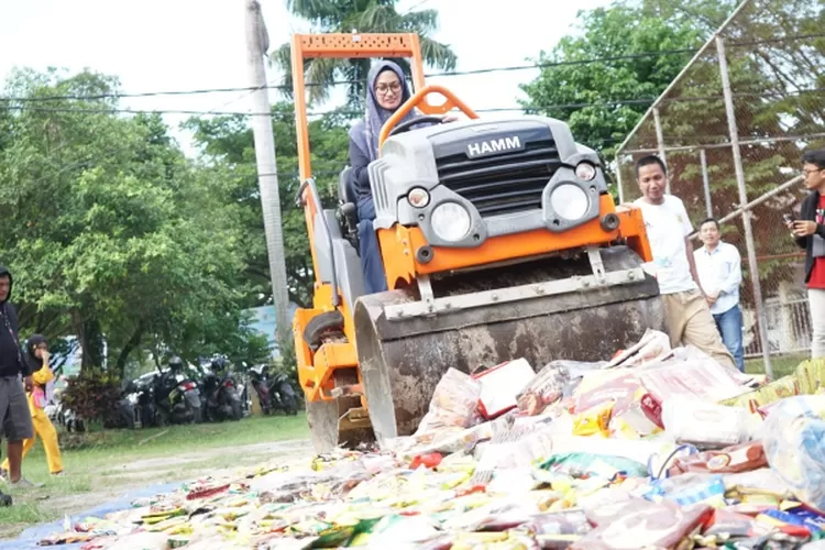 Pemusnahan 10.741 produk expired (barang kadaluarsa) oleh Bupati Luwu Utara  (Dok. Humas Kominfo)
