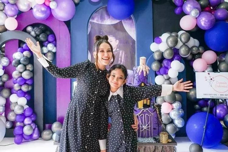Putri pedangdut Ayu Ting Ting, Bilqis Khumairah Razak memberikan reaksi menohok saat disinggung calon ayah baru seiring isu nikah siri snag ibunda dengan Ivan Gunawan (Foto: Instagram/@ayutingting92)