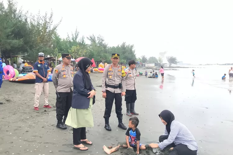 Petugas kepolisian saat patroli di tempat wisata Pantai Ngebum Kaliwungu.  (Edi Prayitno/kontributor Kendal)
