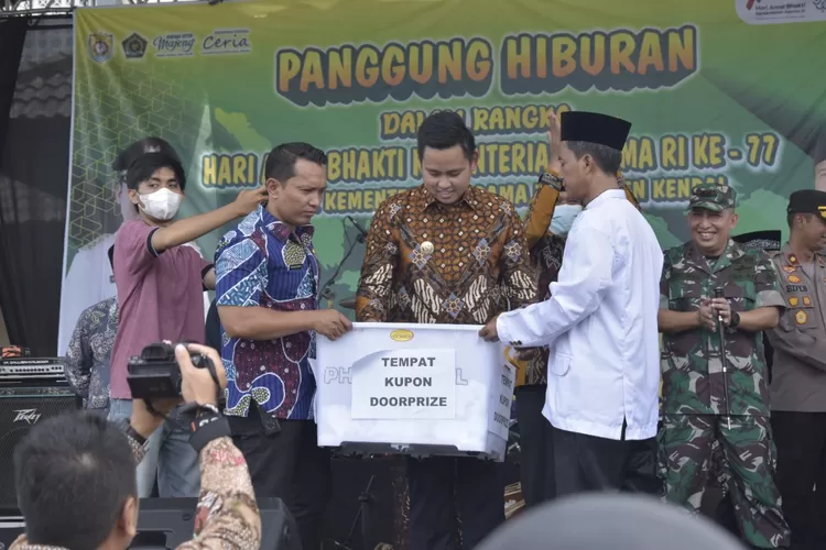 Bupati Kendal mengambil undian doorprize usai upacara Hari Amal Bhakti (HAB) Kementerian Agama ke-77, Selasa 3 Januari 2023 di Stadion Utama Kebondalem Kendal. (Edi Prayitno/Kontributor Kendal)