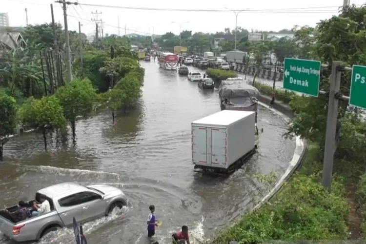 Jalan raya di daerah Kaligawe, Kota Semarang, Provinsi Jawa Tengah, tergenang pada Selasa (3/1/2023), setelah hujan dengan intensitas tinggi mengguyur daerah itu.  (ANTARA/Wisnu Adhi)