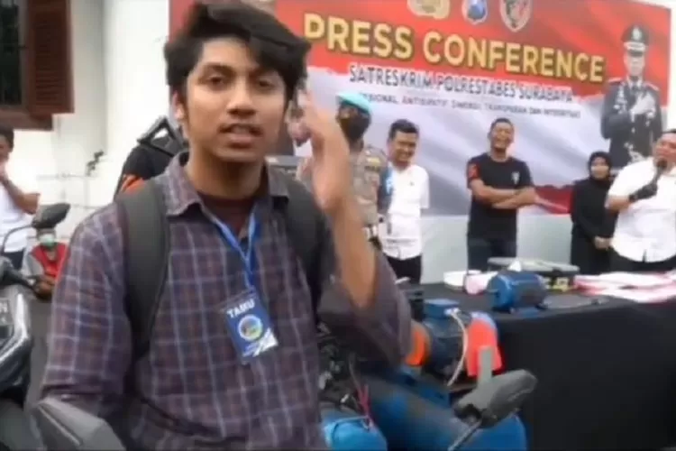 Thoriq mahasiswa ITS korban pencurian motor mengucapkan terima kasih kepada pencuri motor saat konferensi pers oleh Porlestabes Surabaya. (Instagram @terangmedia)