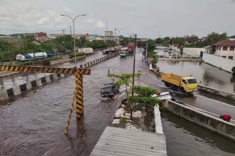 Ilustrasi banjir di Jalan Kaligawe Semarang di awal Januari 2023. Mitigasi perubahan iklim menjadi perhatian Pemkot Semarang.  (SM/Hendra Setiawan )