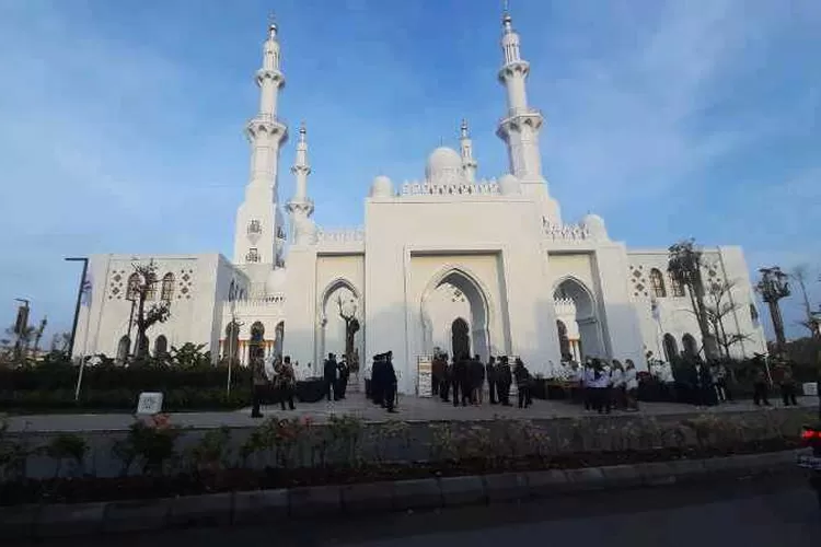 Masjid Raya Sheikh Zayed Solo (Endang Kusumastuti)