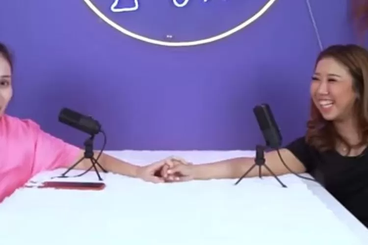 Pedangdut Ayu Ting Ting sempat meminta diajari cara bermain aplikasi dating untuk menemukan calon pasangan hidup kepada Kiky Saputri di tengah mencuatnya isu nikah siri. (Gorajuara/ dok: Tangkap layar YouTube/ Qiss You TV)