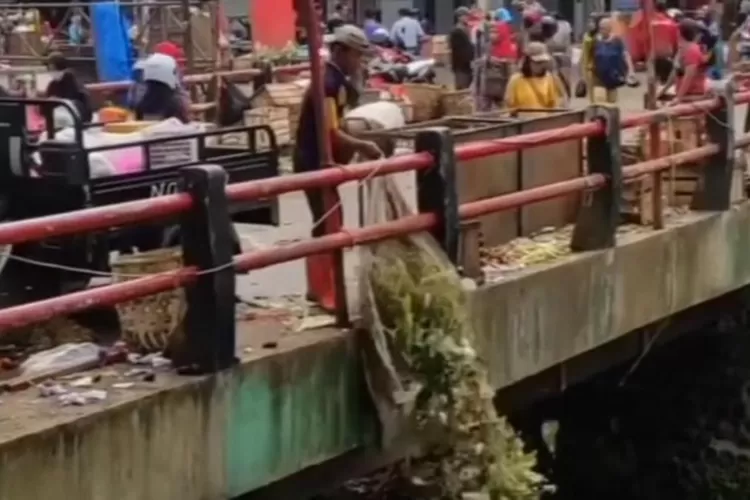 Potongan video warga buang sampah ke sungai dekat Pasar cibinong. IST
