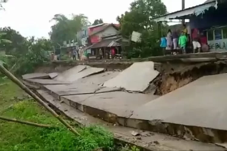 Jalan Nasional di Kecamatan Sindangresmi Amblas (Foto: Istimewa)
