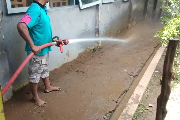 Pembersihan lumpur banjir di SMPN 9 Batang pada 2 Januari 2023. (dok )