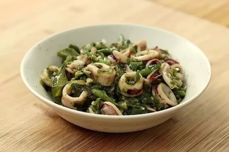 Resep Cumi Hijau yang lezat dan tidak alot. (Tangkapan Layar Youtube/Devina Hermawan)