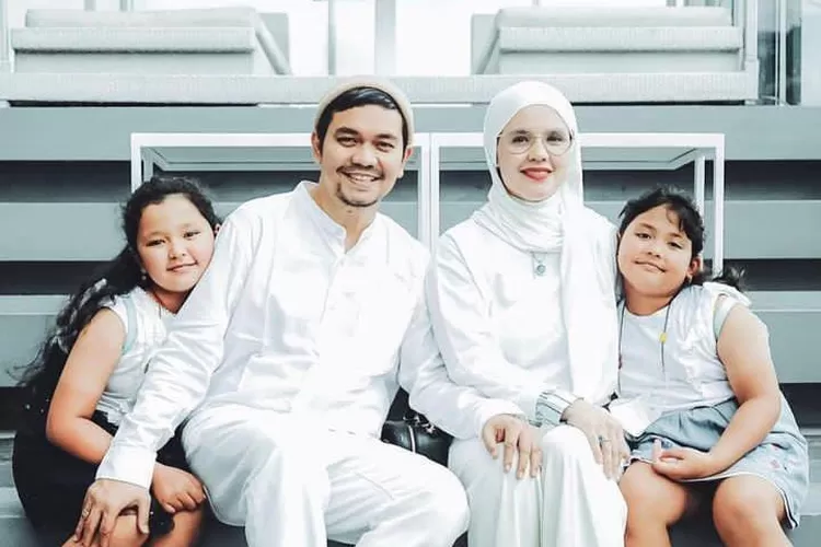  Pasangan Indra Bekti dan Adilla Jelita bersama anak-anak