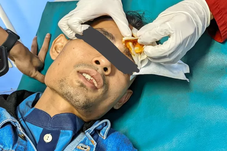 Kondisi AE (27) laki laki asal Bogor dianiaya dengan pisau.